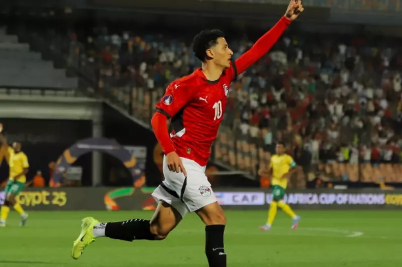 محمد عبدالله لاعب الأهلي ومنتخب الشباب